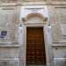 ...appare la piccola facciata del tempio. Molto semplice, si presenta con un prospetto tripartito da paraste con capitelli ed  divisa orizzontalmente in due ordini da una trabeazione. Nella parte inferiore le paraste poggiano su unalta zoccolatura